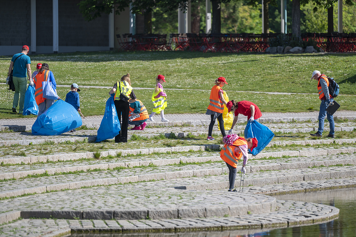 Mehrere Personen sammeln Müll im Seepark ein