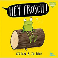 Ein gezeichneter grüner Frosch sitzt auf einem Baumstamm über ihm eine Sprechblase mit Hey Frosch!