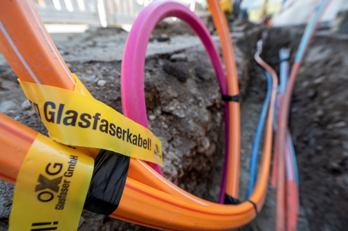Bunte Kabel mit dem Etikett "Glasfaserkabel"