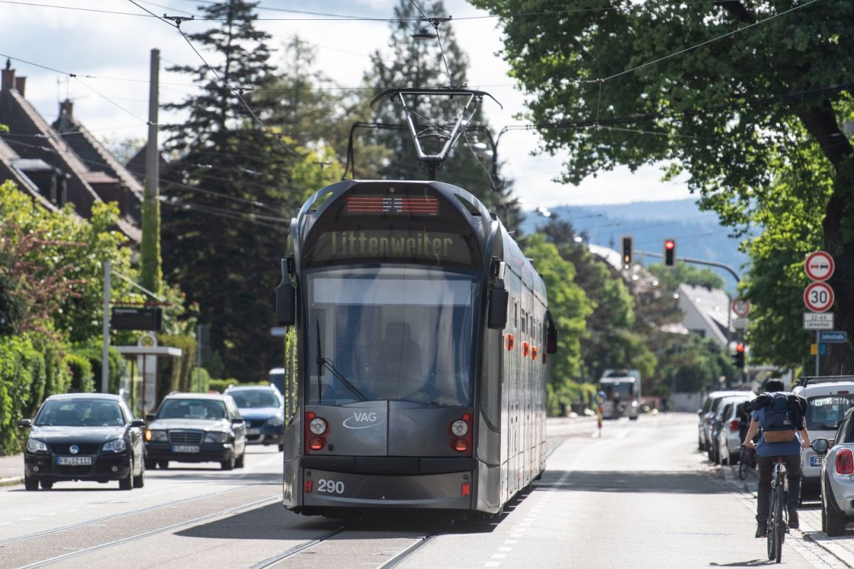 Straßenbahn Linie 1 nach Littenweiler auf der Hansjakobstraße 