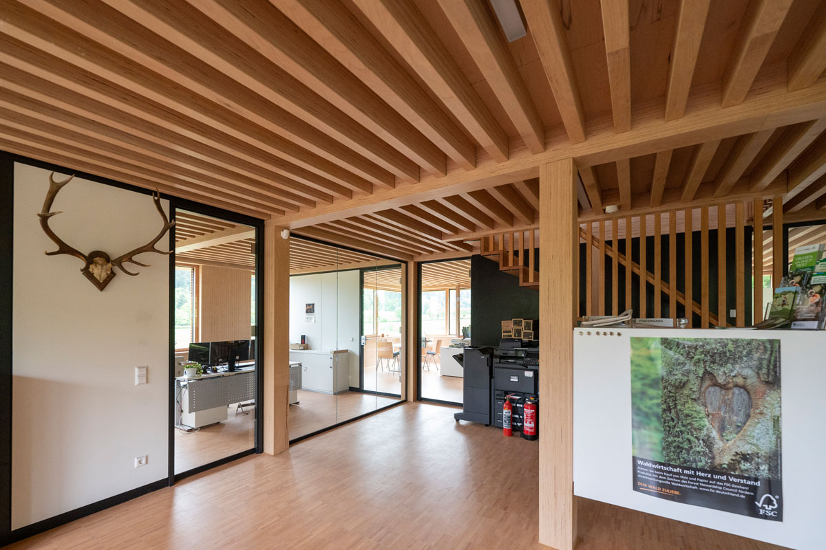 Blick ins Forstamt, das in Holzbauweise errichtet wurde.