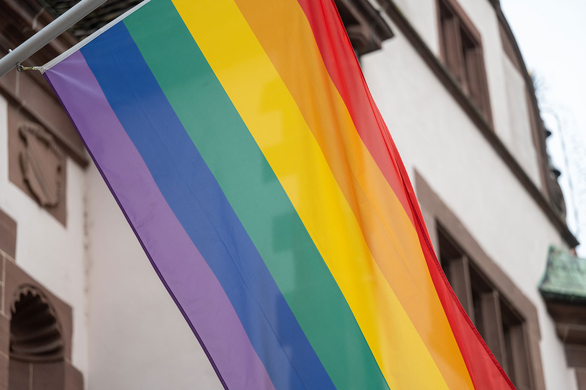 Regenbogenflagge am Rathaus