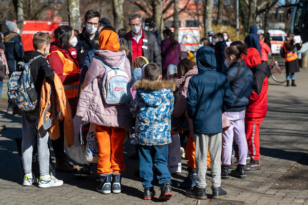 Kinder aus einem Kinderheim in Kiew kommen in Freiburg an