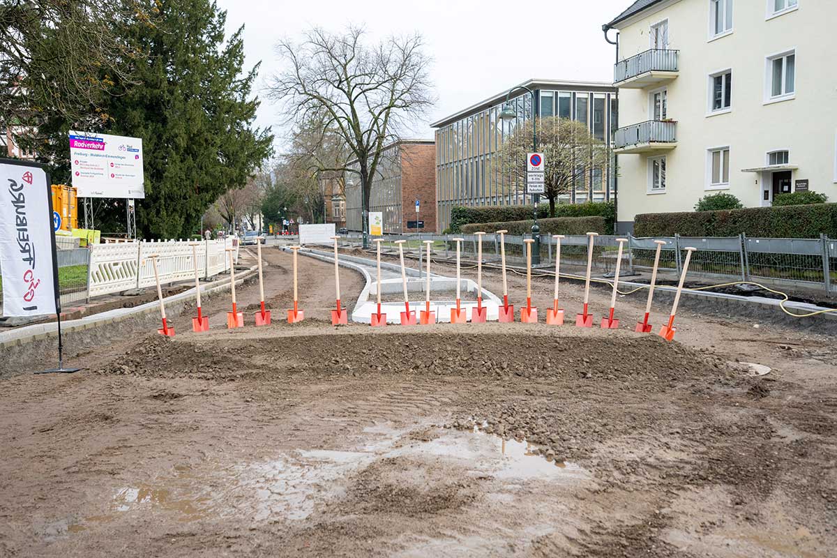 Straßenbaustelle mit zahlreichen Spaten für symbolischen Spatenstich