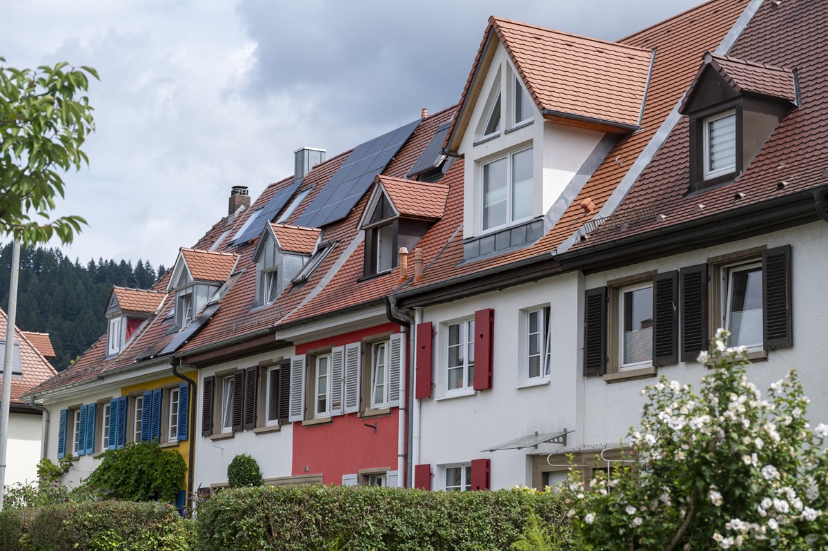 Eine Reihe von Familienhäusern.