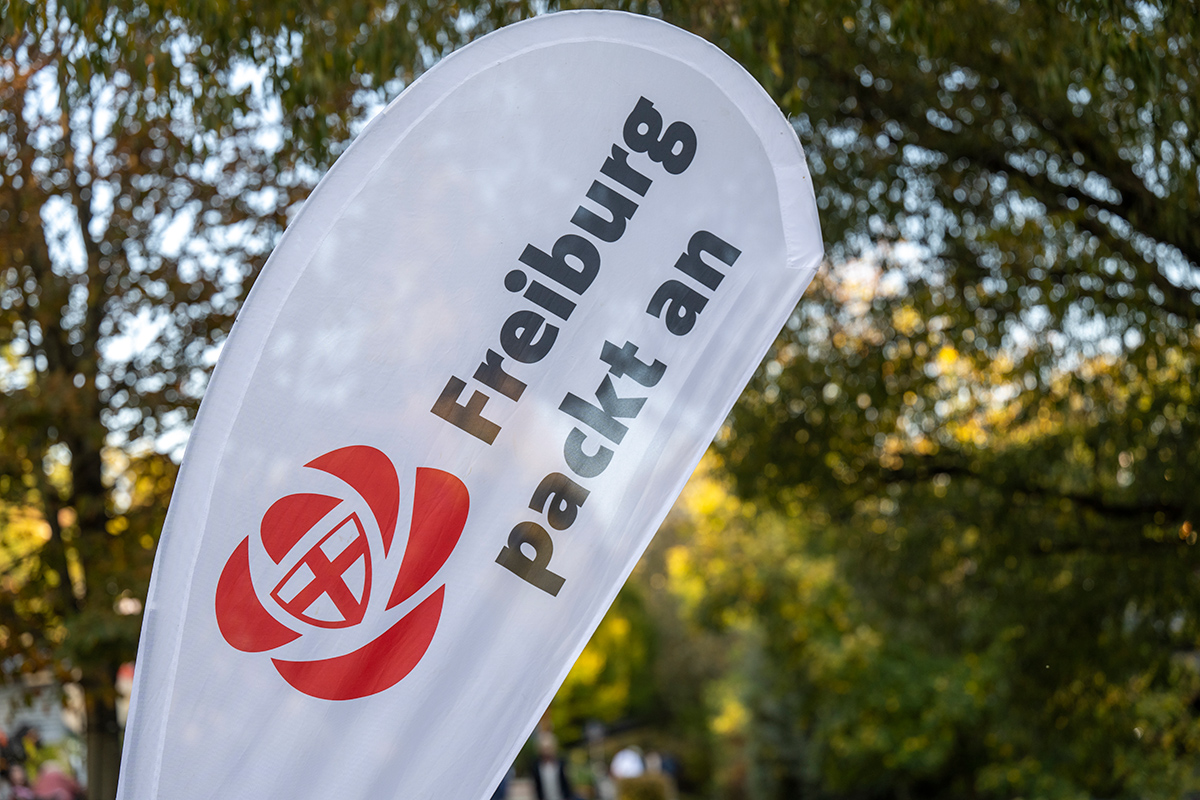 Weißes Banner mit Aufschrift "Freiburg packt an"