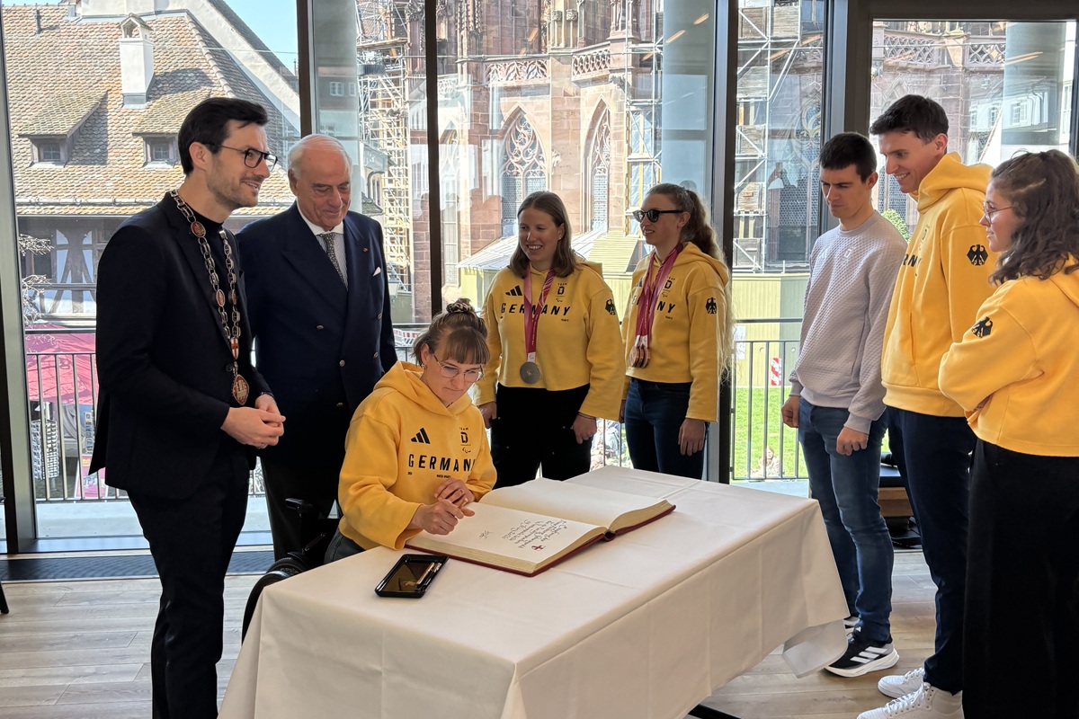 Bildcollage mit Wimmelbahn und drei Fotos mit Angestellten der städtischen Gesellschaften