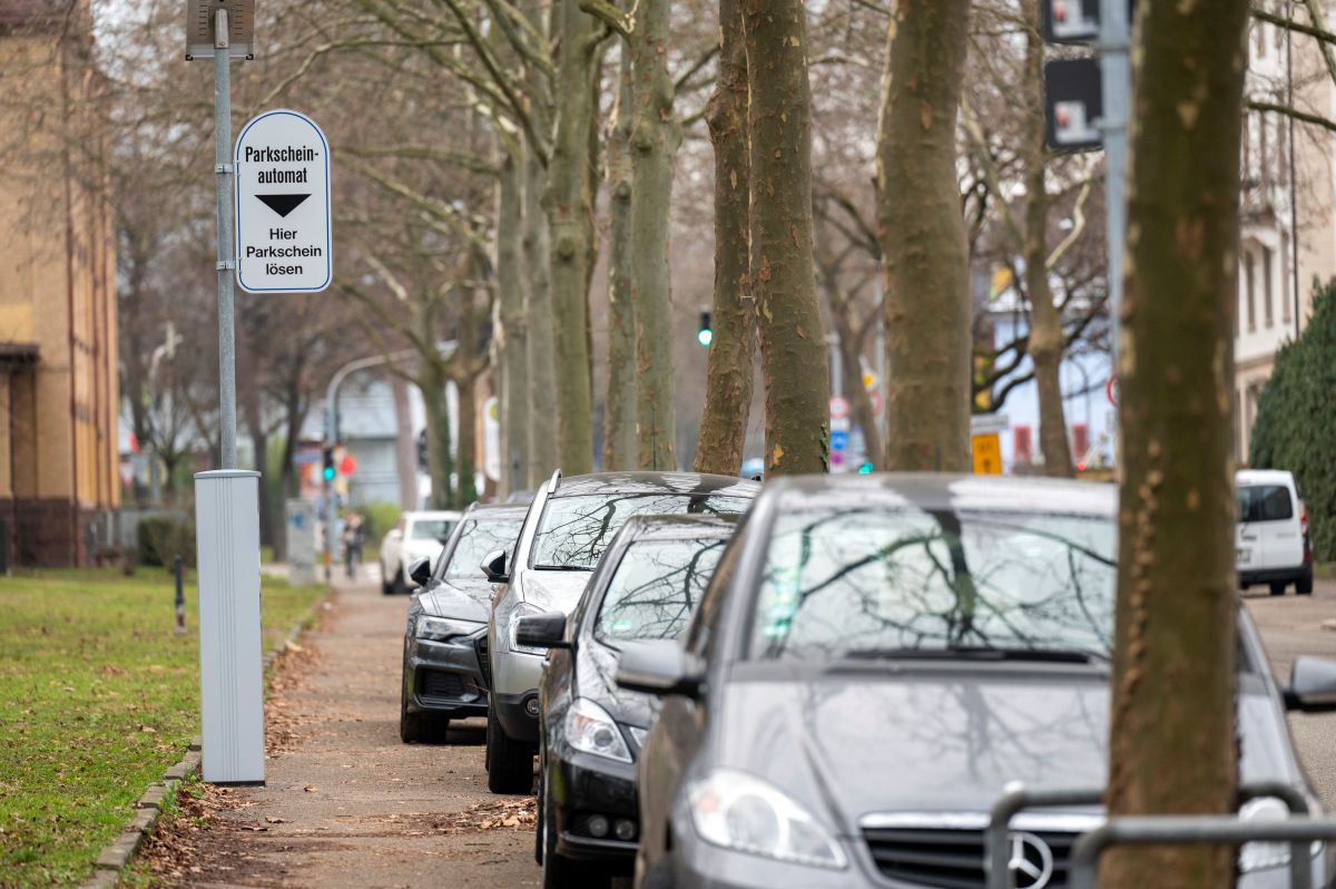 Parkende Autos am Straßenrand