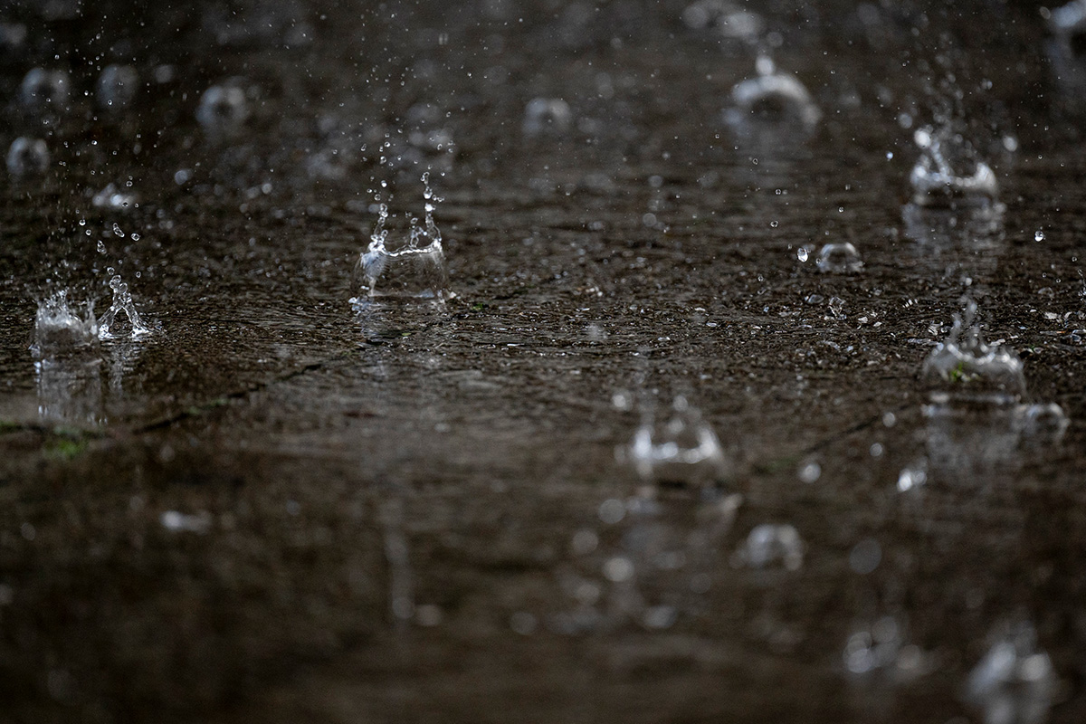 Regen prasselt auf Pflastersteine