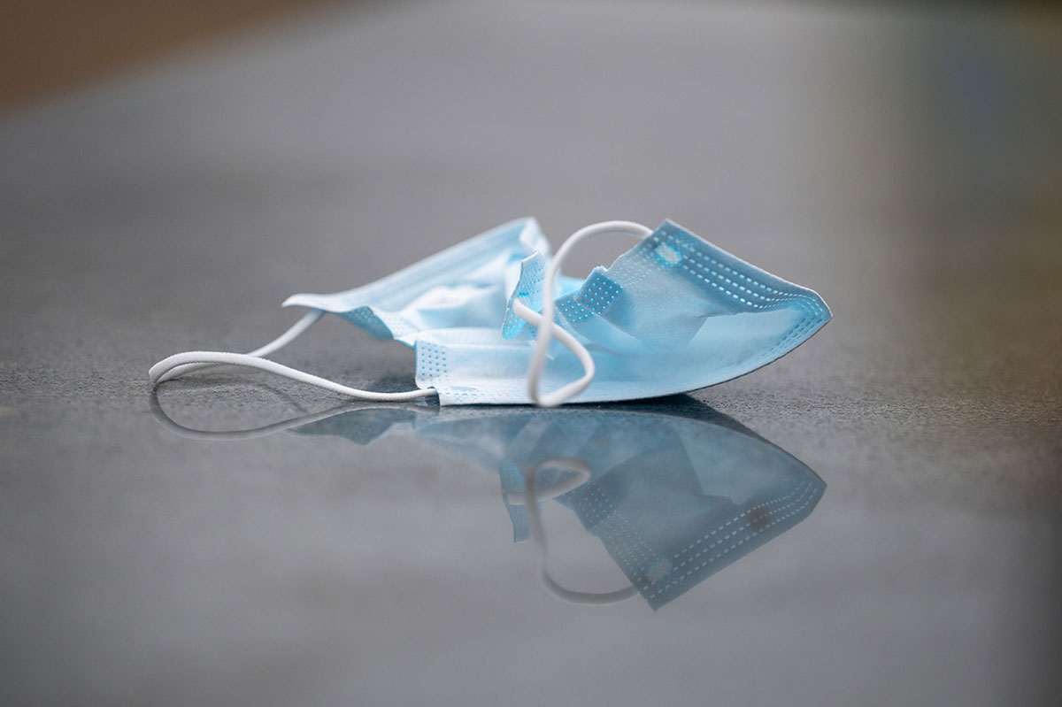 Eine benutzte Maske liegt am Boden