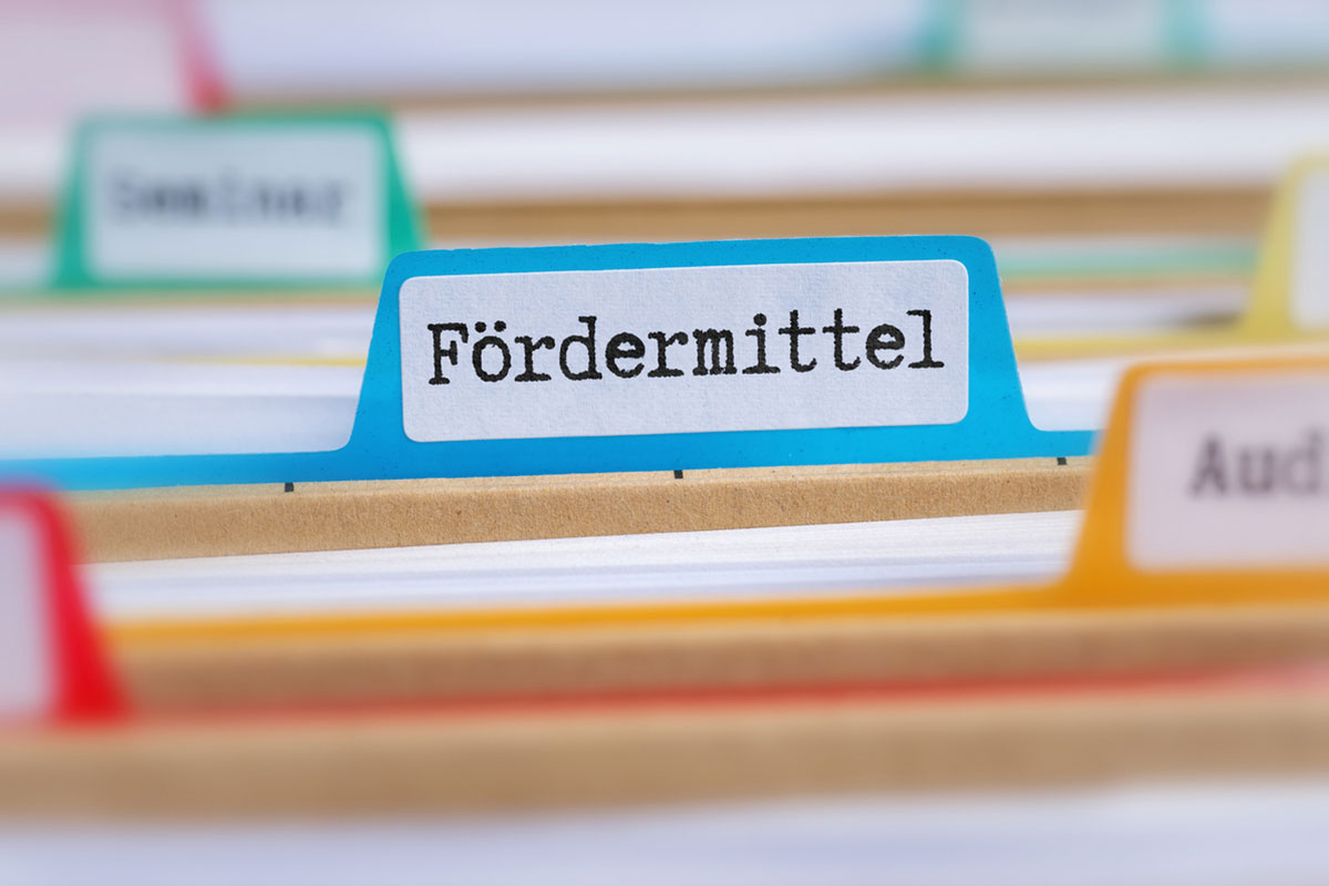 Aktenordner mit einem Reiter mit der Aufschrift Fördermittel