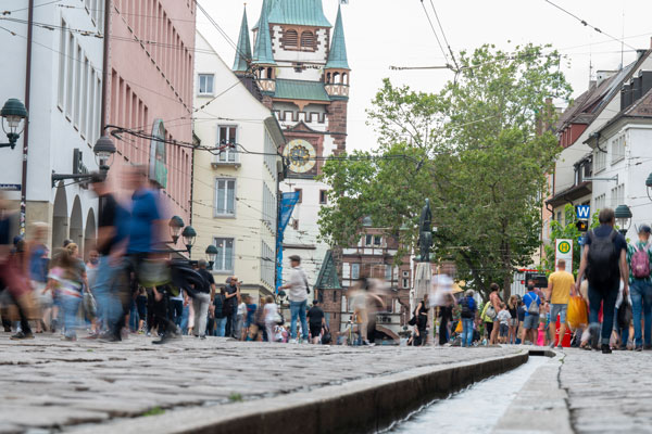 Kaiser-Joseph-Straße mit vielen Menschen