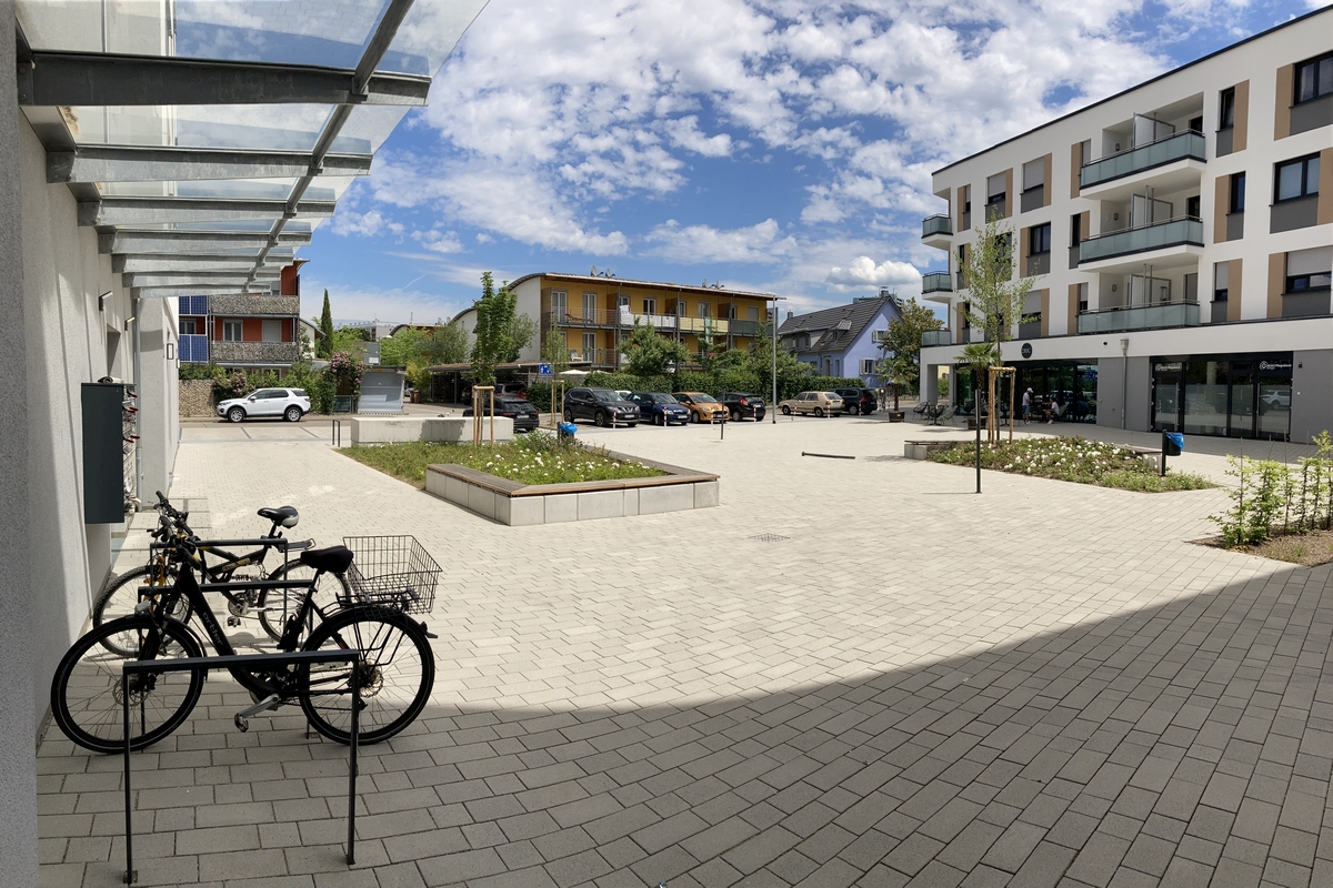 Neuer Quartiersplatz mit öffentlichen Sitzgelegenheiten (Foto: Stadt Freiburg)