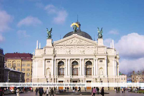 Das Opernhaus in Lviv, dahinter blauer Himmel