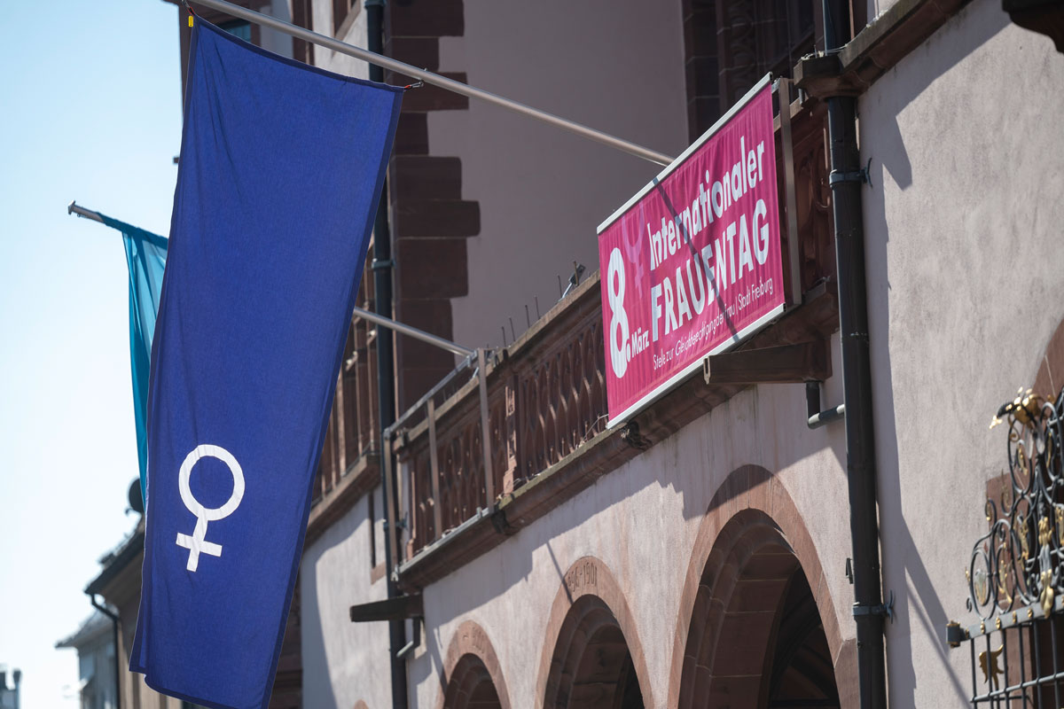 Rathausfassade mit Flagge auf der Weiblichkeitssymbol ist