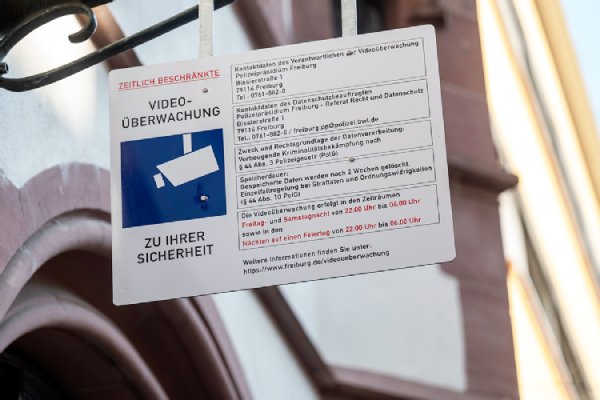 Schild mit Hinweis zur Videoüberwachung