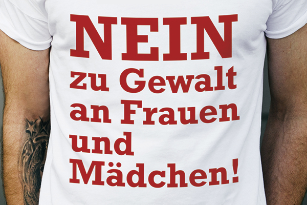 T-Shirt mit dem Schriftzug "Nein zu Gewalt an Frauen und Mädchen!"