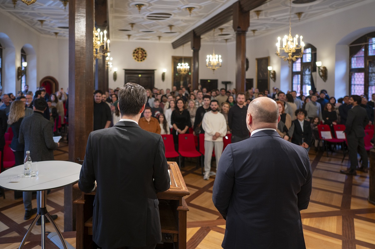 Der OB begrüßt die neuen Mitbürger*innen bei der Einbürgerungsfeier im Historischen Kaufhaus.