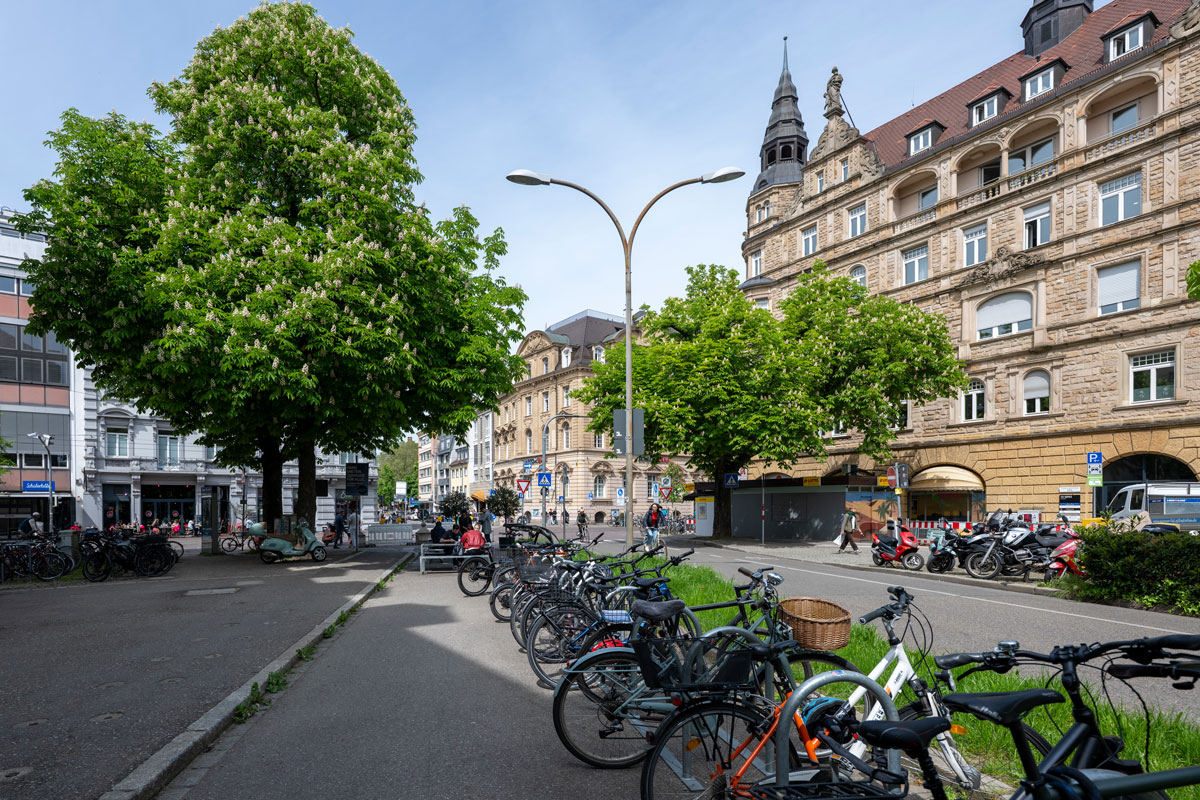 Straßenraum mit Fahrradabstellplätzen und Sitzgelegenheiten