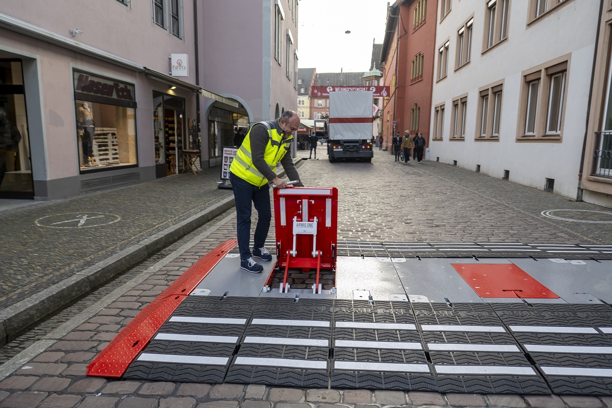 Ein Mann der die Autosperre aufbaut