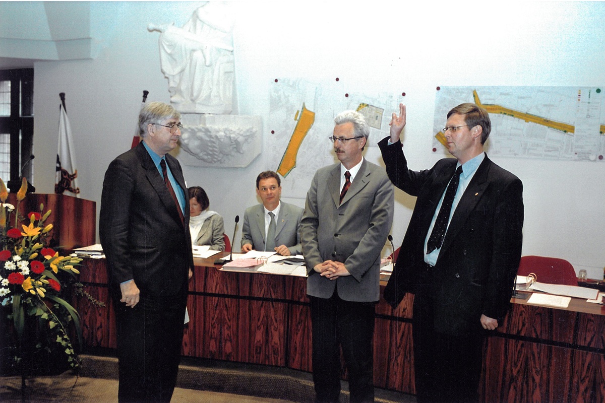 Ulrich von Kirchbach (rechts) bei seiner Vereidigung im April 2002 zusammen mit Oberbürgermeister Rolf Böhme (links) und Finanzbürgermeister Otto Neideck