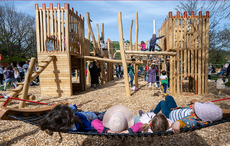 Abhängen im Stadtgarten: Mit neuen Spielgeräten und viel Liebe zum Detail glänzt der rundum neu gebaute Spielplatz im Stadtgarten. Knapp 500 000 Euro hat der großartige Spaß gekostet.