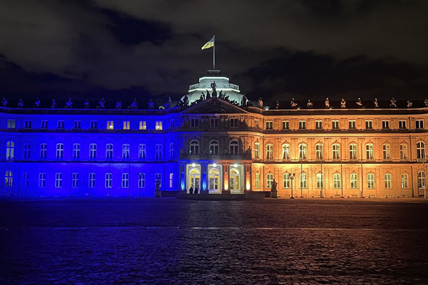 Das neue Schloss in Stuttgart angestrahlt in blau und gelb, den Farben der Ukraaine 