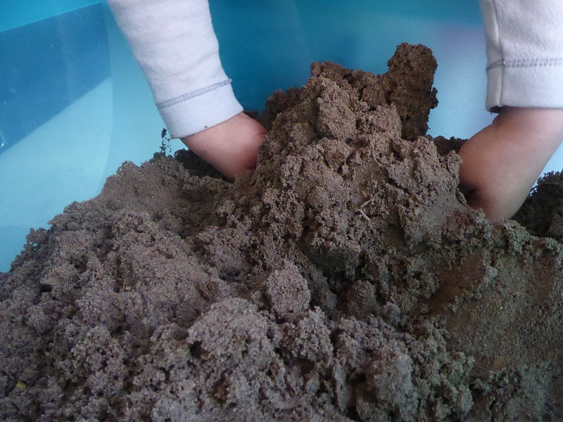 Zurück in der Kita werden die Materialien vorbereitet.