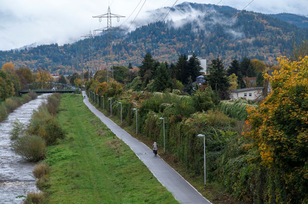 Fahrradfahrer fährt auf dem FR 1