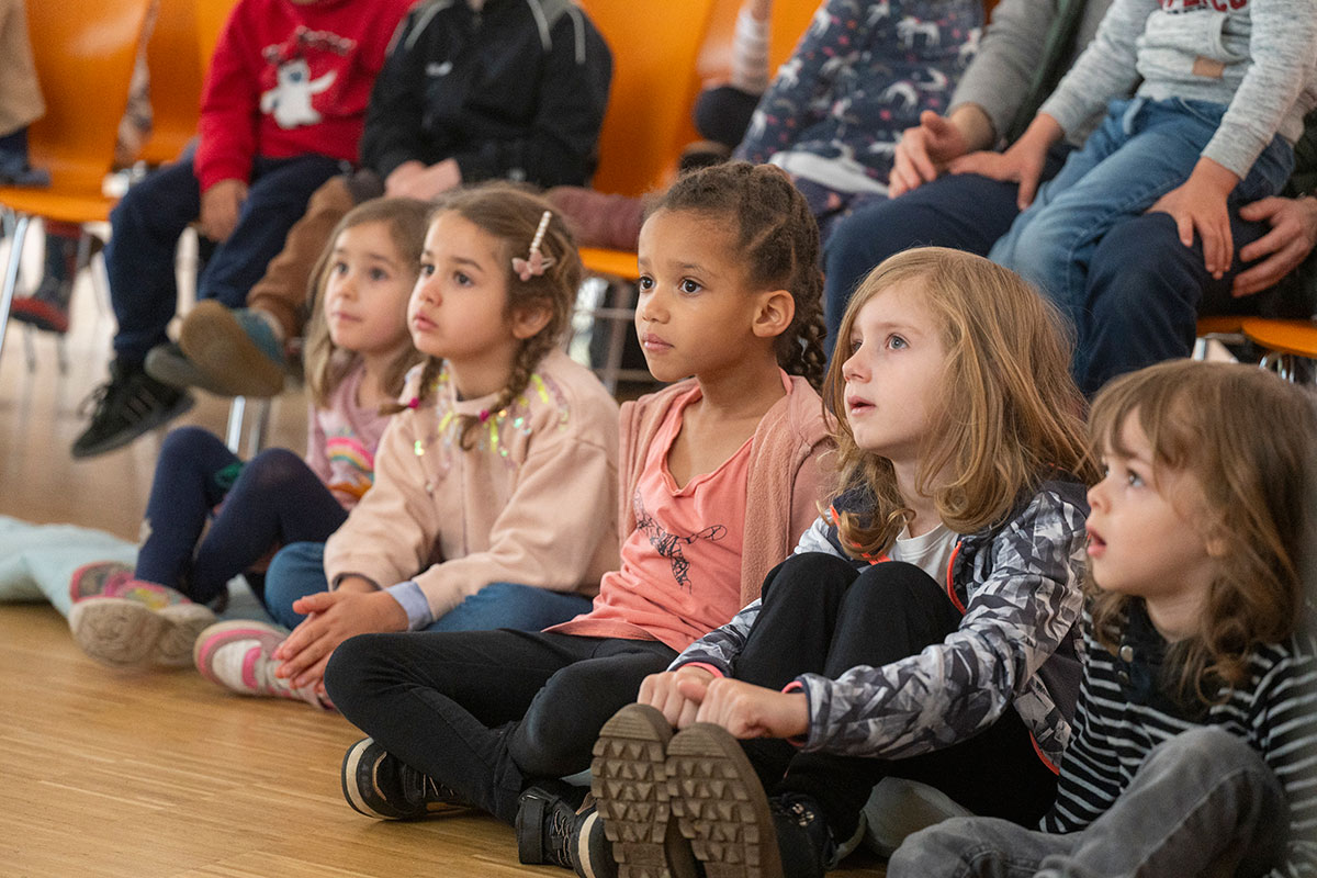 Kindergartenkinder lauschen einer Geschichte