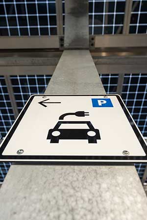 Schild mit Icon für Ladeparkplätze