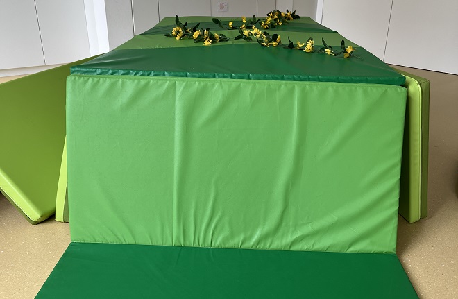 Grüne Matten stellen die Blumenwiese dar.