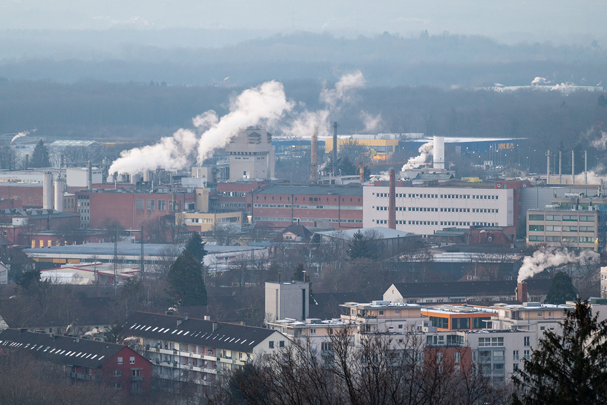 Rauchende Schlote in einem Industriegebiet