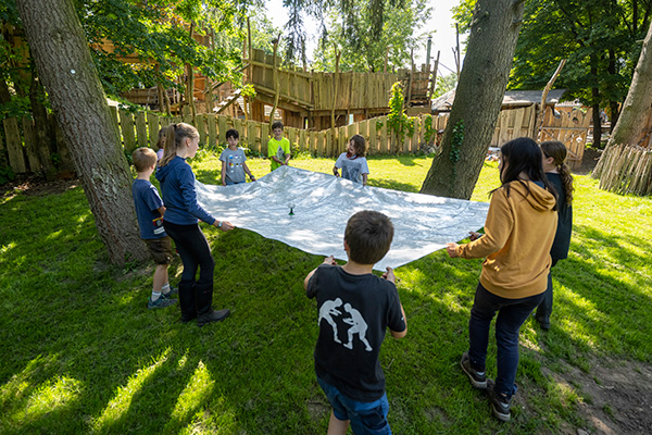 Eine Gruppe von Kindern, die ein Tuch zwischen sich aufspannen