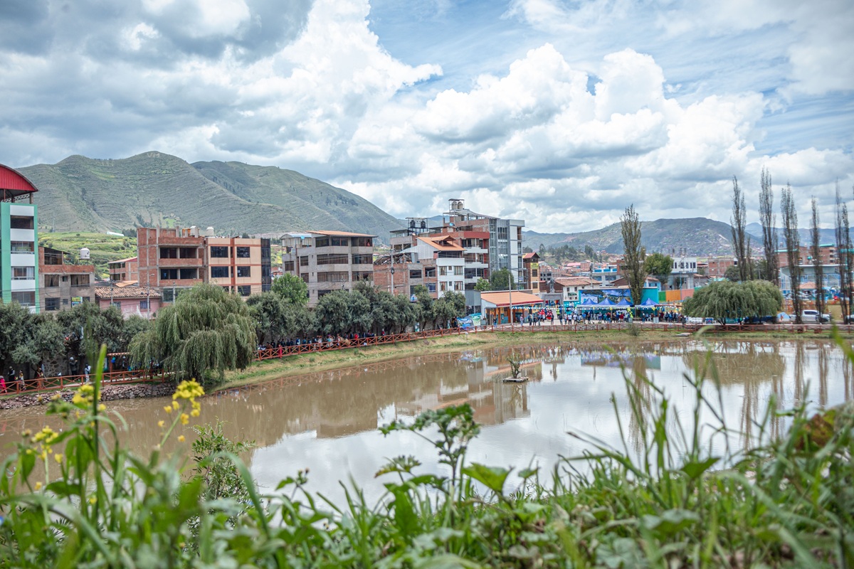 Weißes Banner mit Aufschrift "Freiburg packt an"
