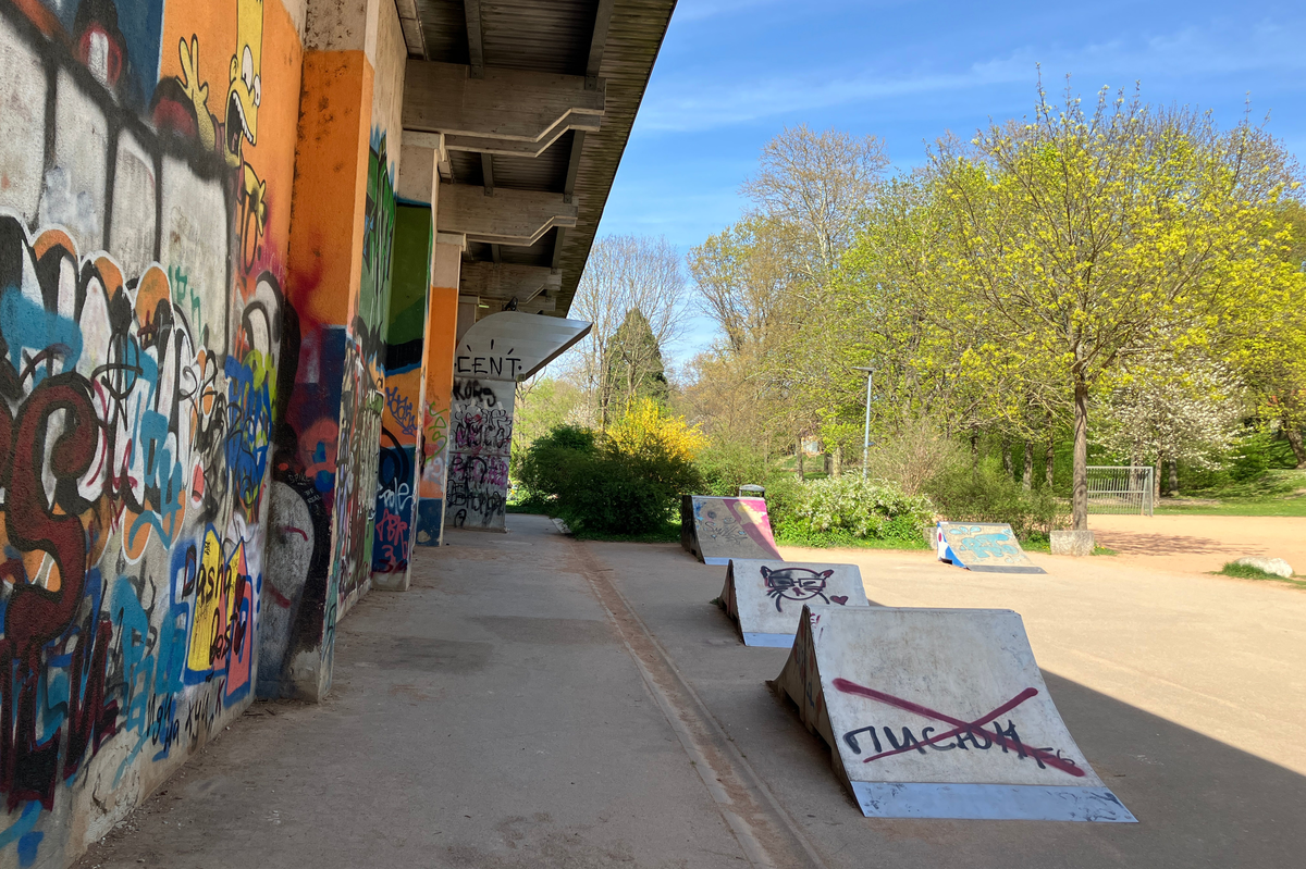 Halfpipe und Gebäude mit Graffiti