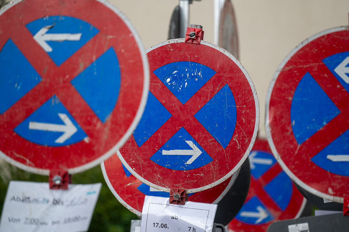 mehrere Halteverbotsschilder