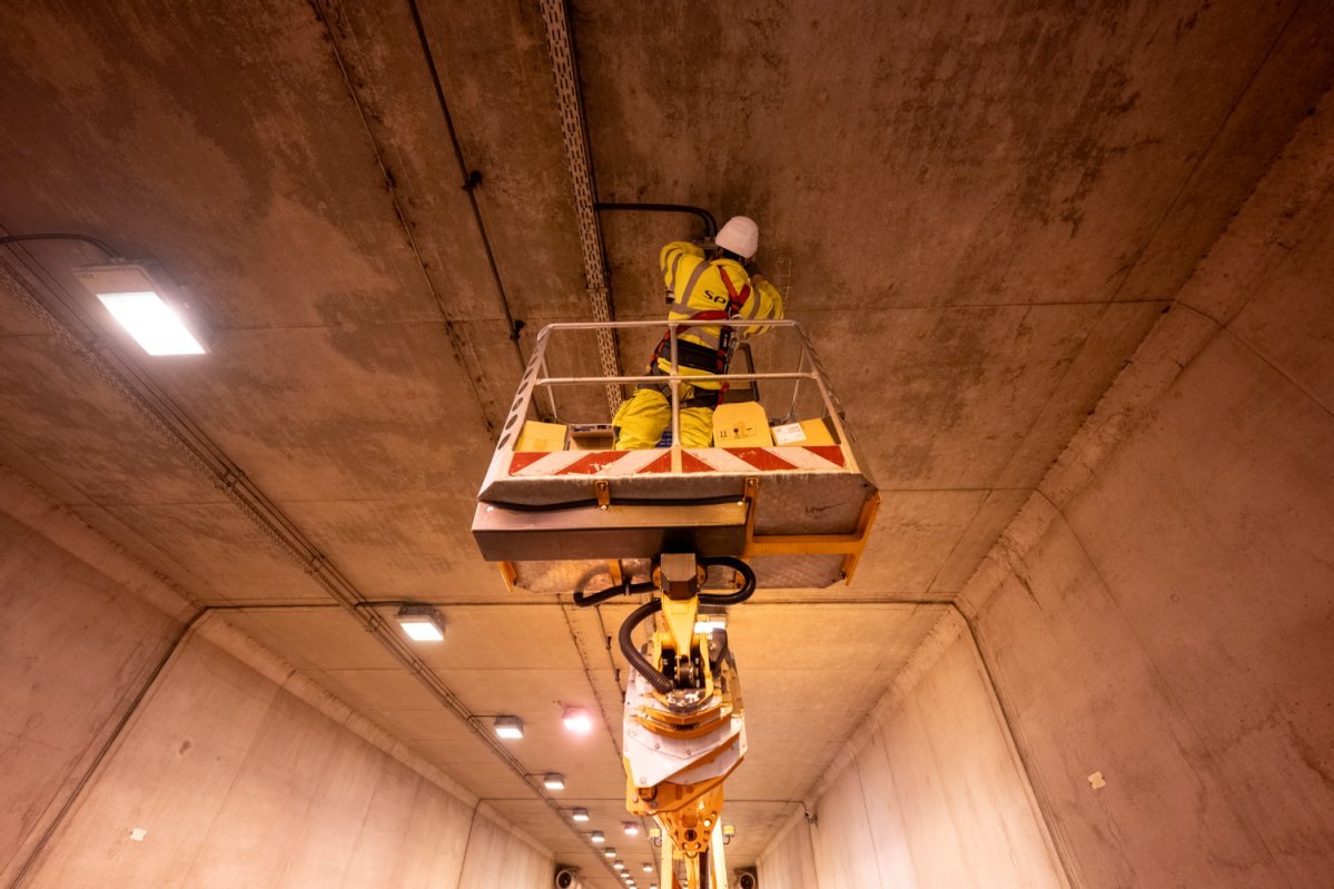 Ein Arbeiter reinigt die Tunnel-Decke