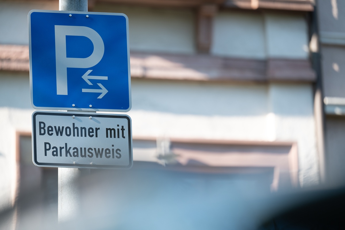 Blaues Parken Schild mit dem Hinweis: Bewohner mit Parkausweis.