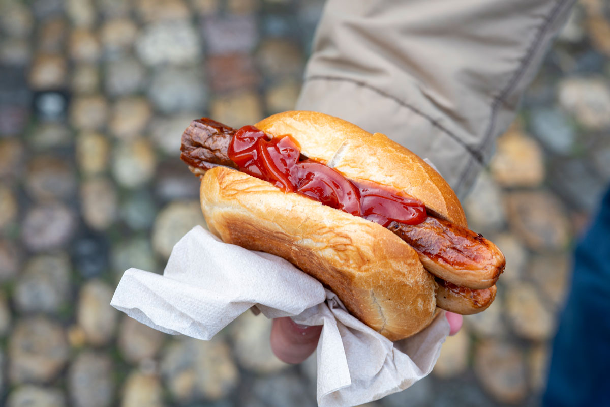 Wurst im Brötchen