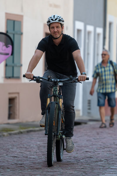 SC-Sportvorstand Jochen Saier auf dem Fahrrad