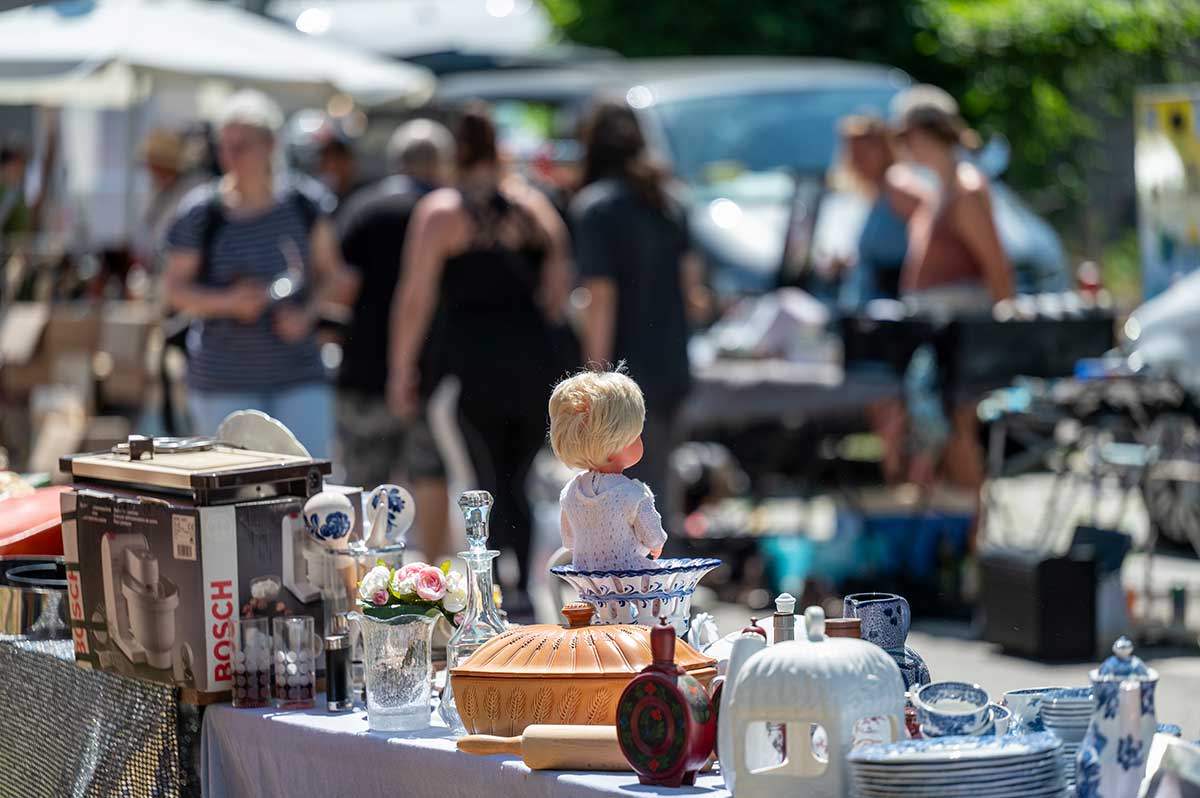 Flohmarktstand mit Puppe, Teller und Co