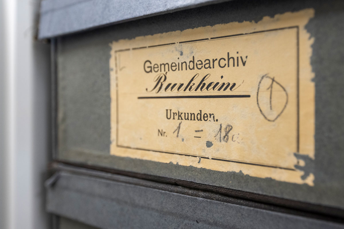 Box mit Urkunden