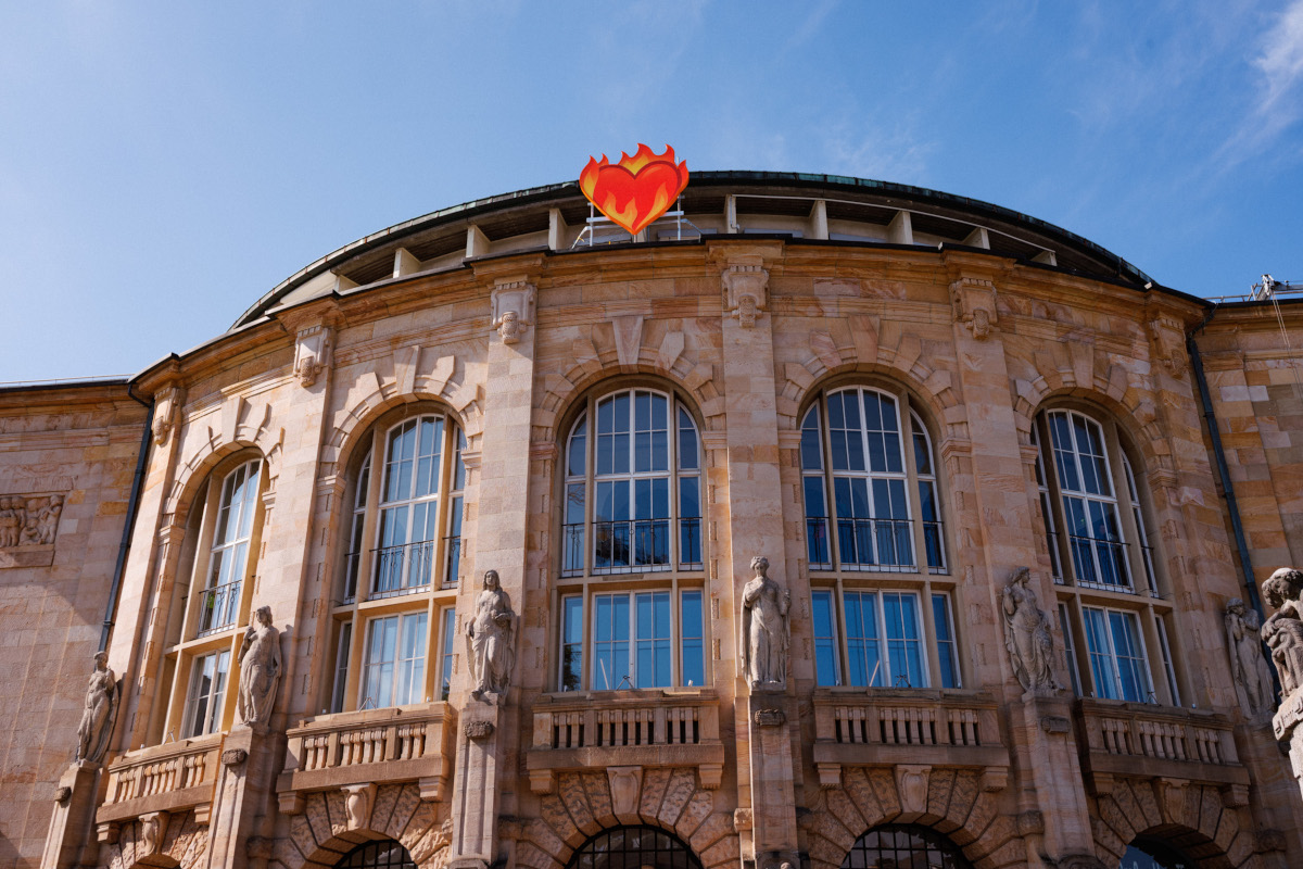 Fassade des Theaters mit flammendem Herz