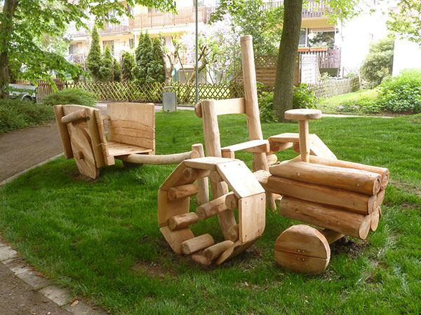 Traktor aus Holz auf einem Spielplatz