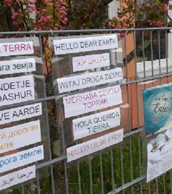 Am Gartenzaun hängen Auszüge aus dem Buch.