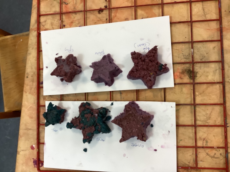 Im Atelier liegen Sterne zum Trocknen.