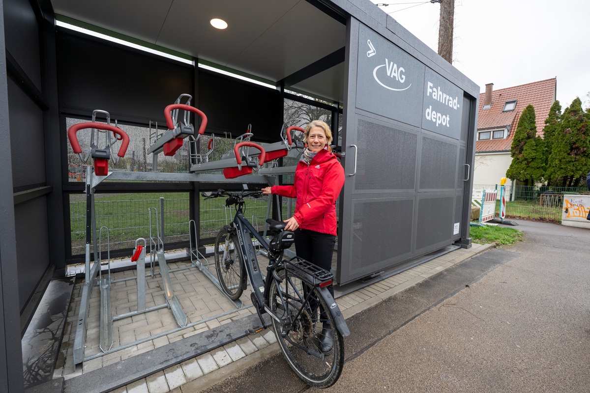 Sabine Stahl, Betriebsleiterin der VAG, stellt ihr Rad im Depot ab.
