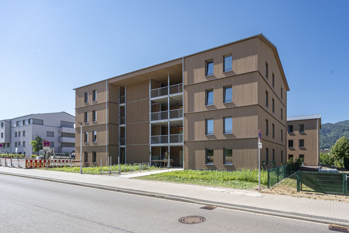 Blick auf die Holzfassade der neuen Gebäude