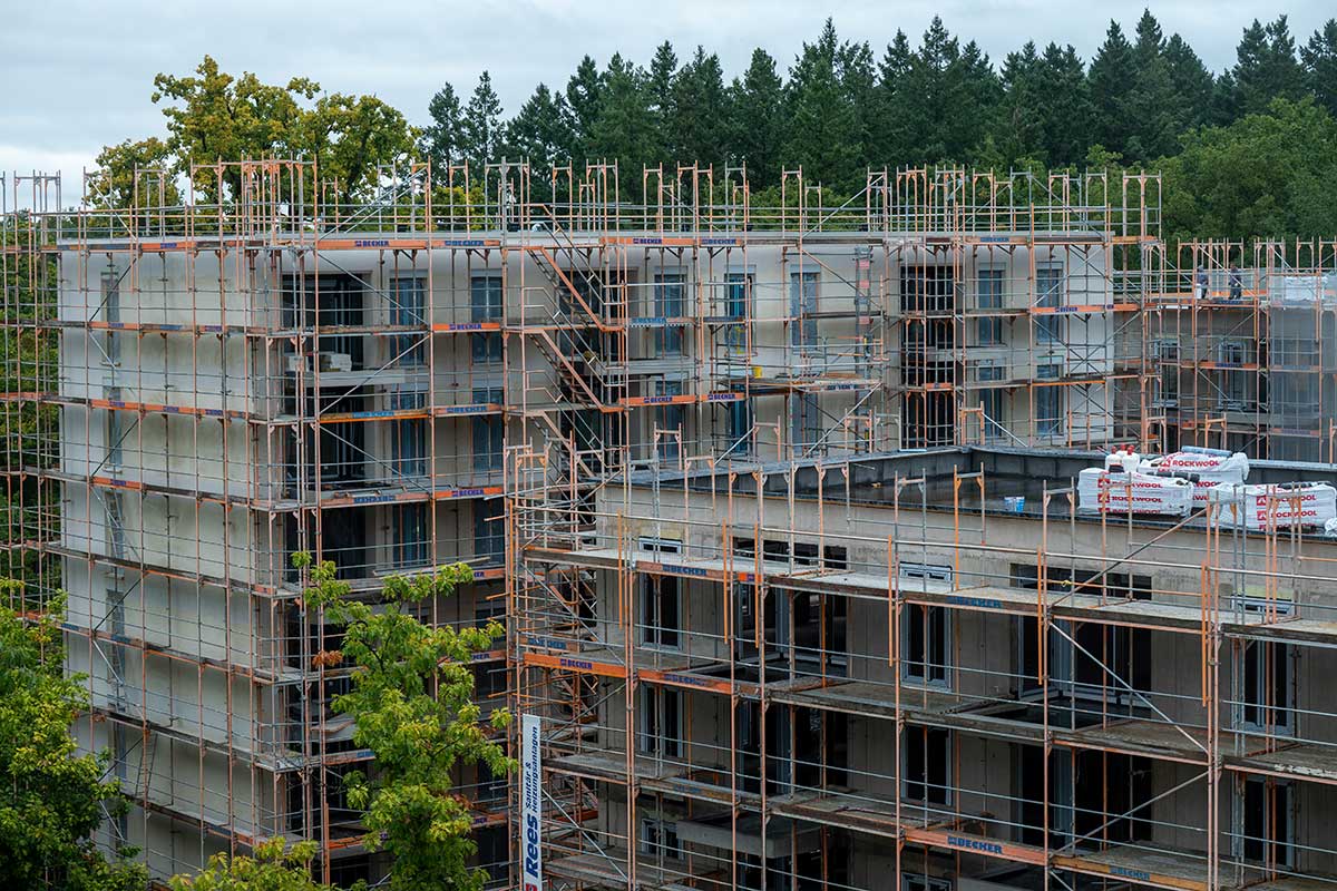 zwei mehrstöckige. eingerüstete Wohngebäude im Rohbau